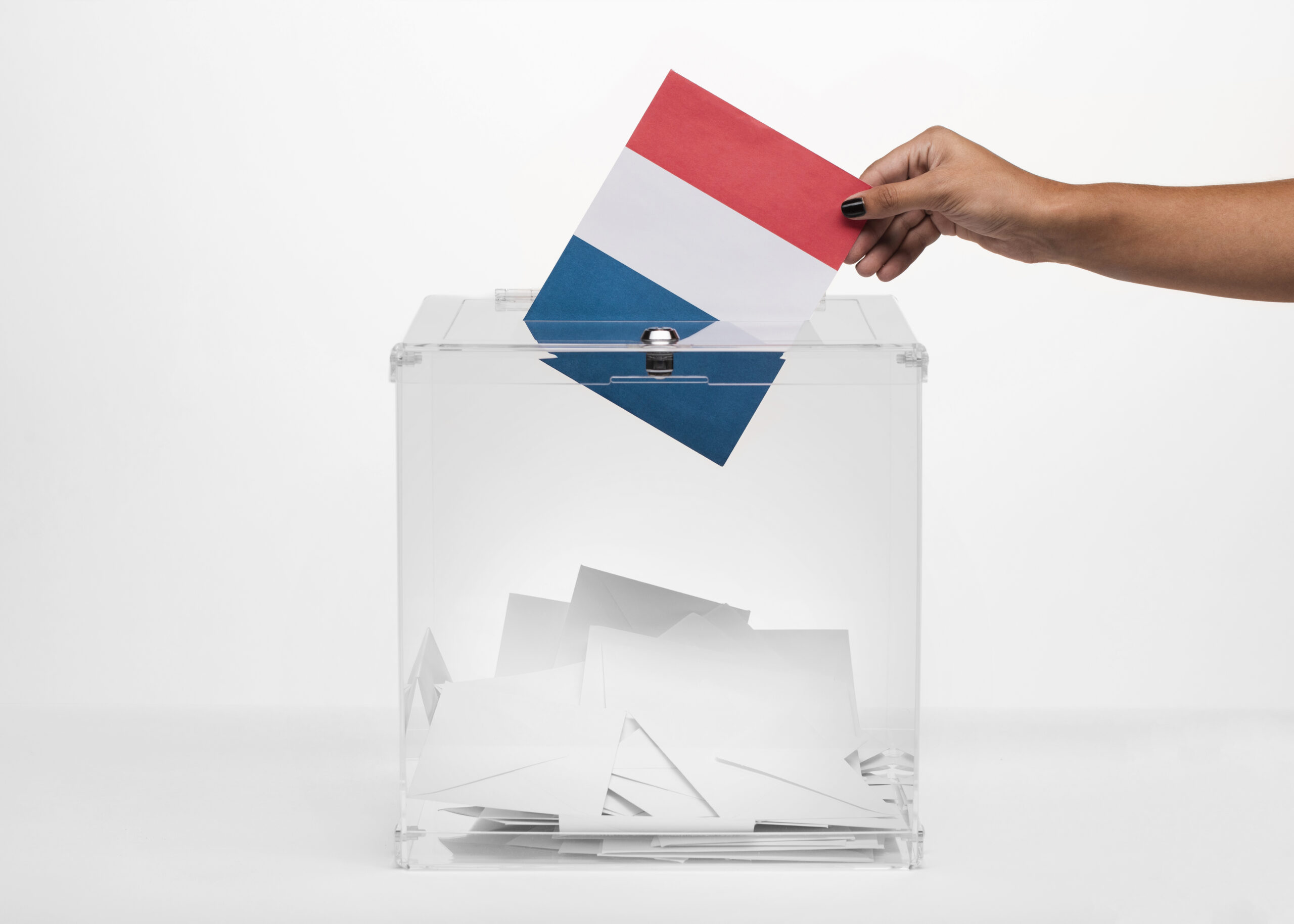 personne-mettant-carte-du-drapeau-france-dans-urne